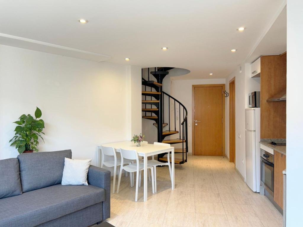 Salón comedor del M3 con la escalera de caracol