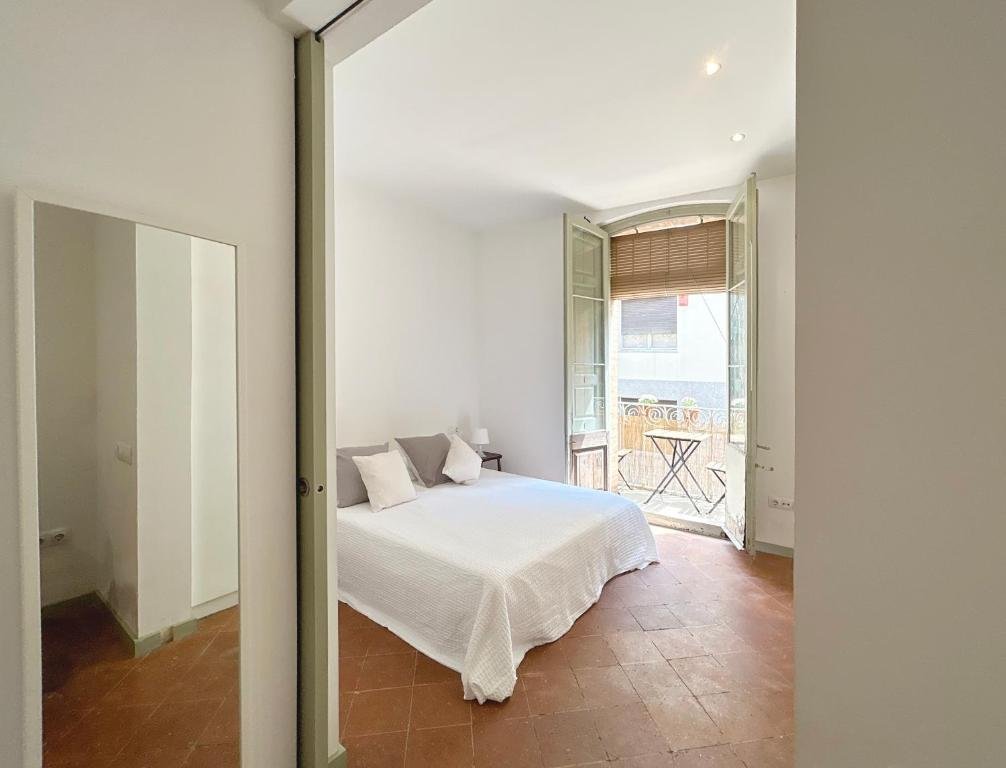 Dormitorio con balcón