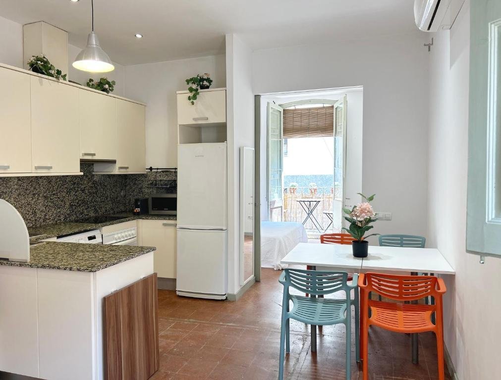 Cocina y comedor del SC con el dormitorio y el balcón al fondo