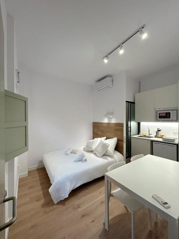 Estudio SD con cama, mesa y cocina