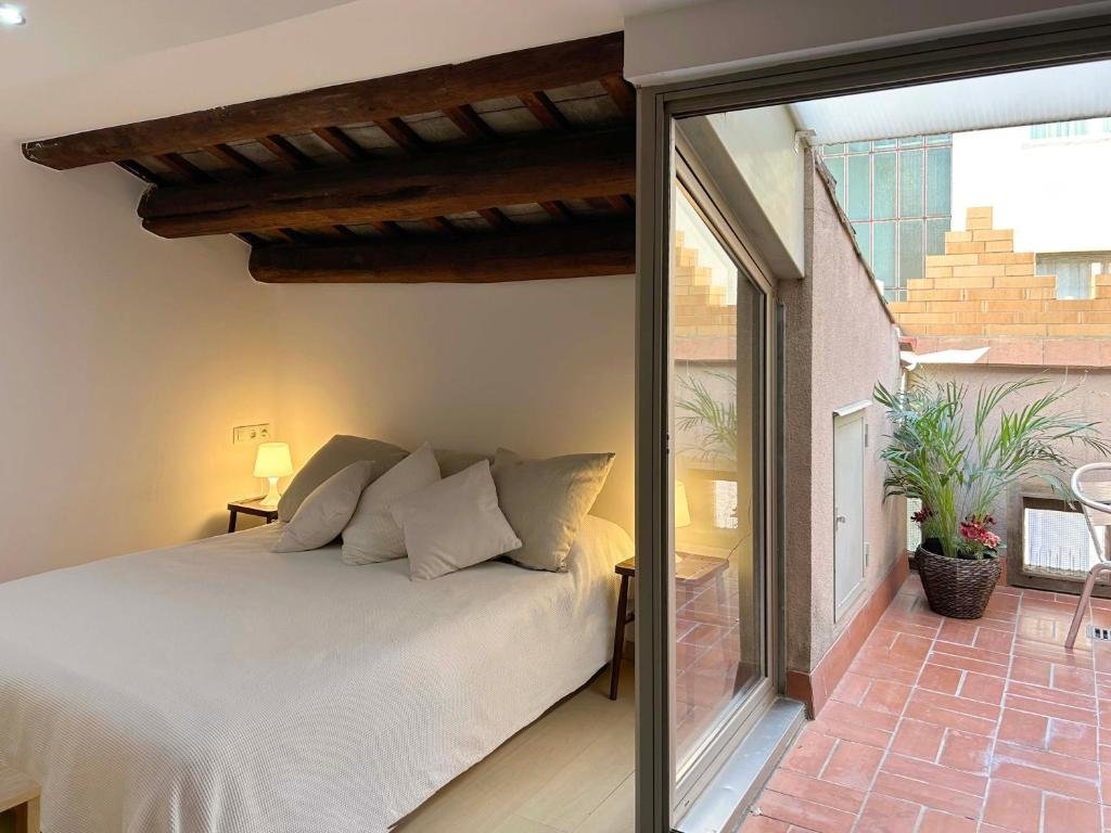 Cama con vigas de madera