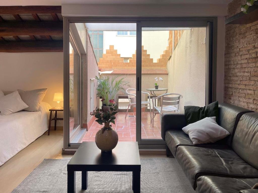 Salón con sofá y salida a la terraza