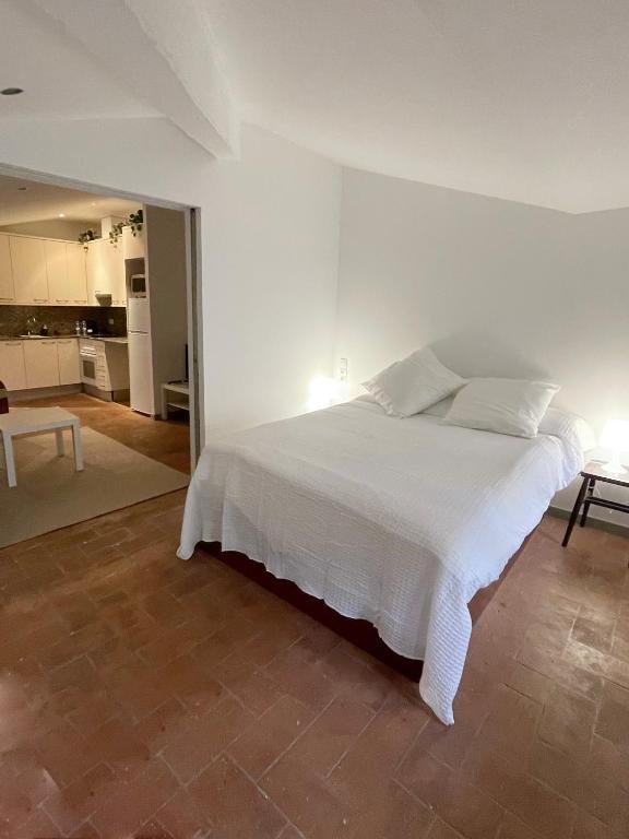Cama del ático SG con suelo de barro original y la cocina al fondo