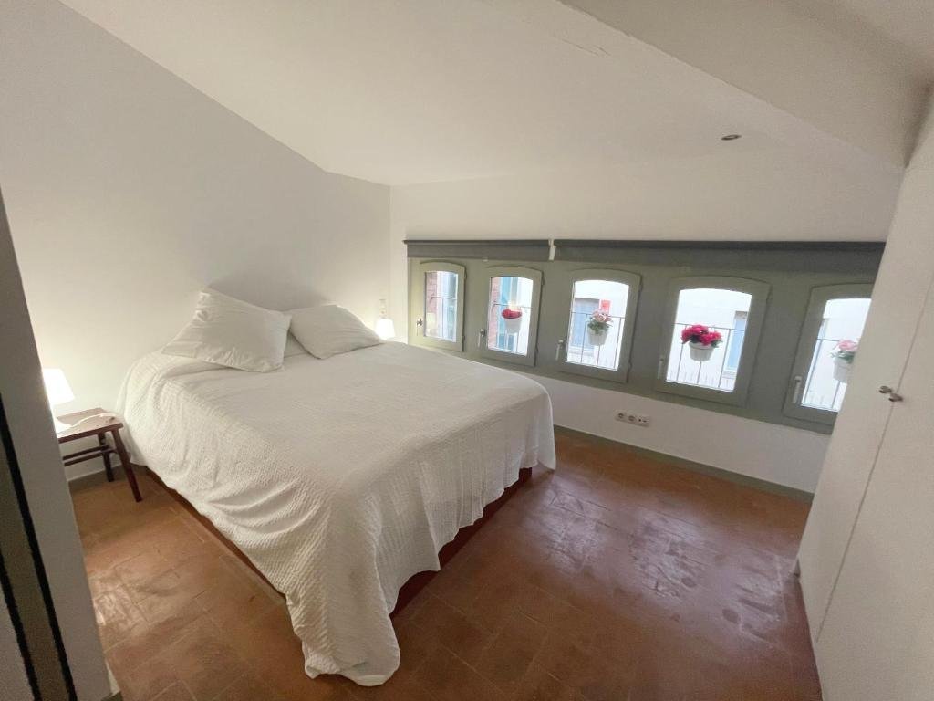 Dormitorio con ventanas a la calle